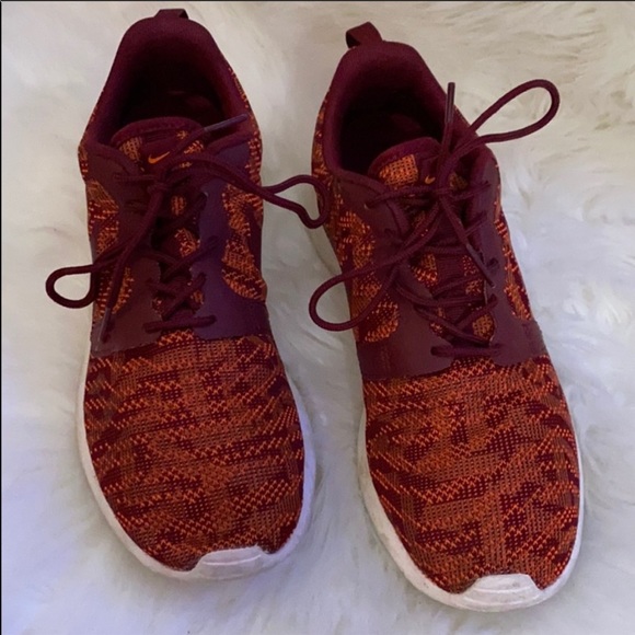 Nike Shoes - Nike Roshe Sneakers